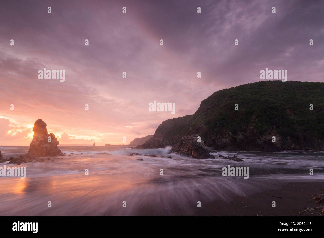 Payangan Beach ist ein Fischerdorf mit traditionellen Booten. Der perfekte Ort, um den Sonnenuntergang zu genießen. Stockfoto