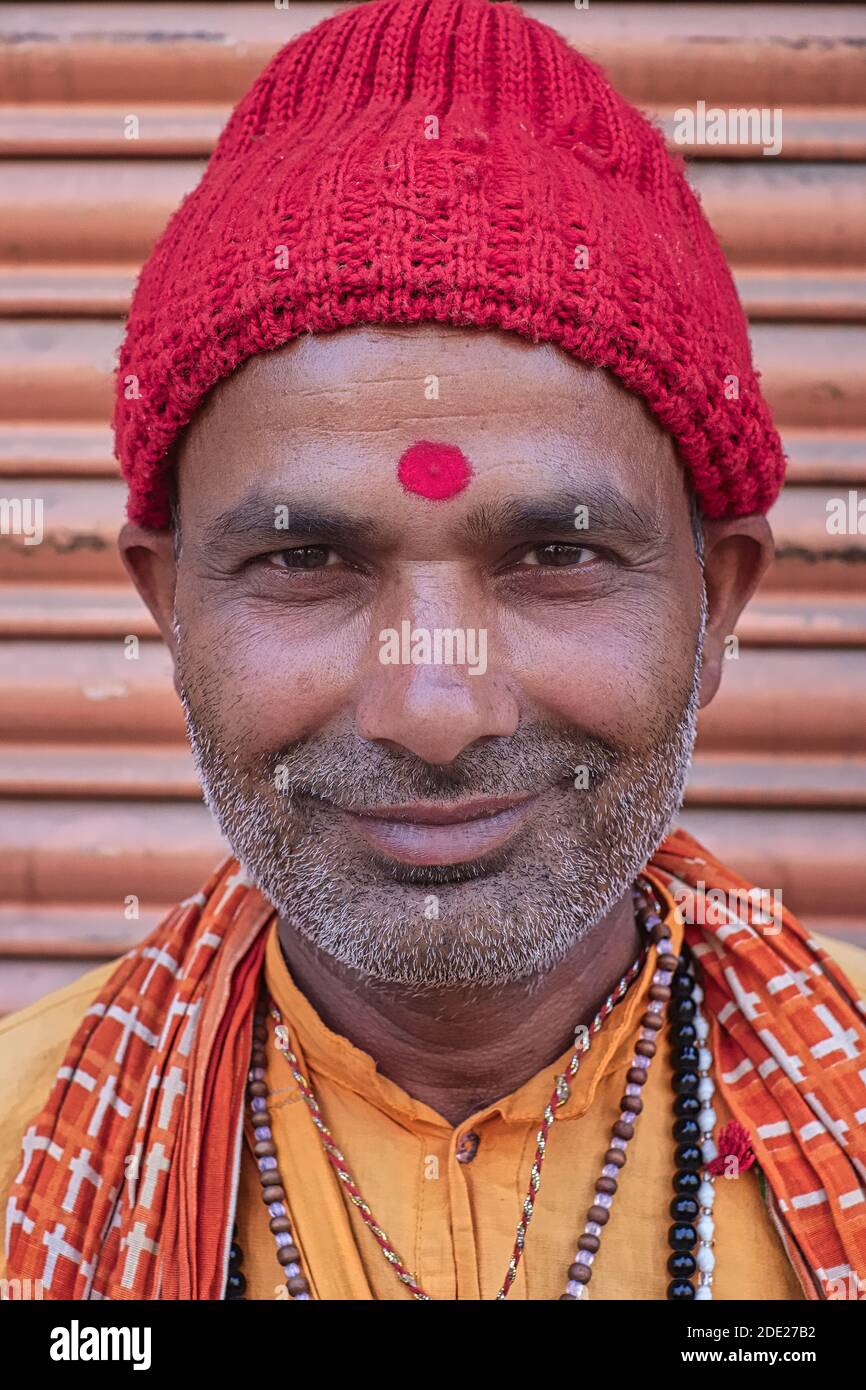 Porträt eines wandernden hinduistischen Priesters in Kathmandu, Nepal, der Passanten und Ladenbesitzern Segen (für einen finanziellen Beitrag) gibt Stockfoto