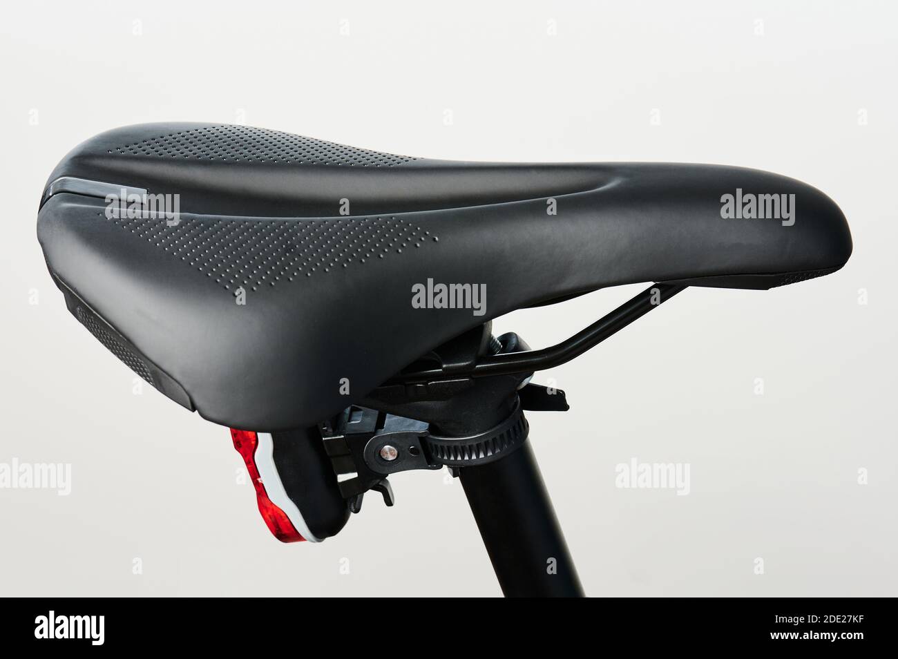 Neue schwarze weiche Fahrradsitz Seitenansicht isoliert Stockfoto