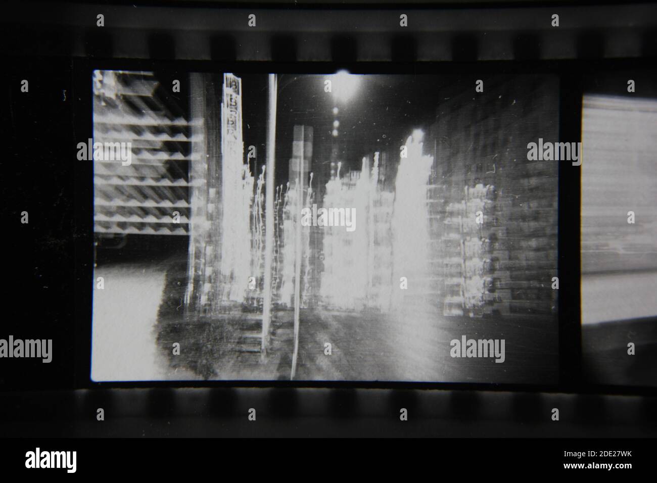 Feine Vintage-Schwarz-Weiß-Fotografie der 1970er Jahre von den hellen Lichtern der Stadt Streifen über den Rahmen. Stockfoto