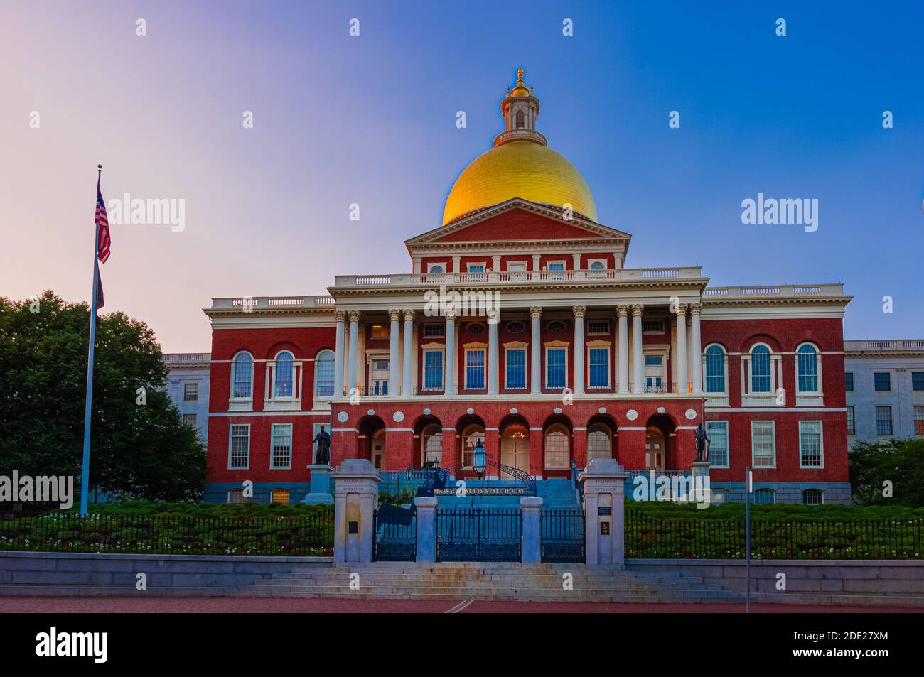 Boston, MA - 26. August 2018; Blick auf die Straße des Eingangs zum Massachusetts Statehouse mit goldener Kuppel in der Abenddämmerung Stockfoto