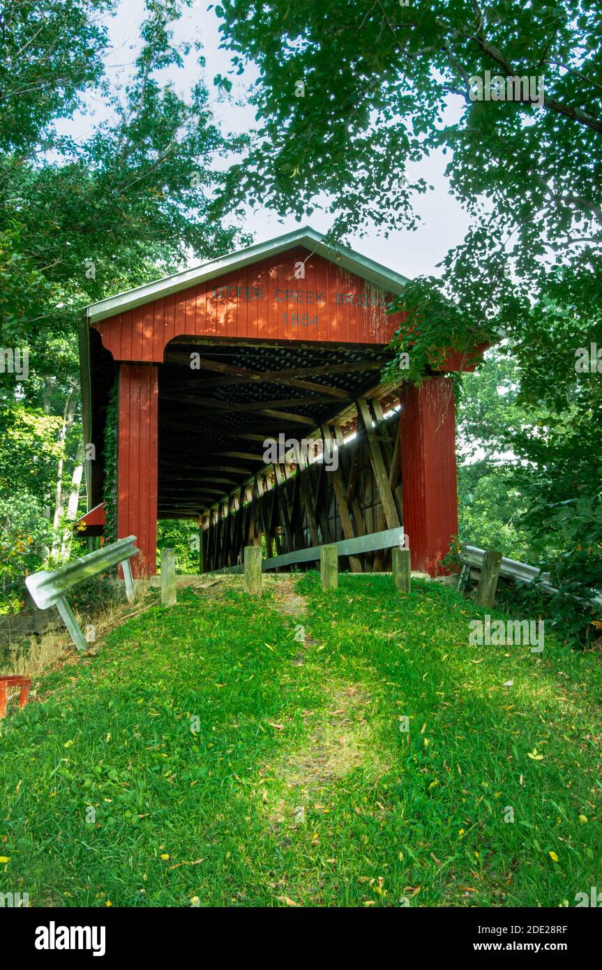 Ripley County, IN--Aug 18, 2018; Eingang zu roten hölzernen Otter Creek überdachte Brücke im ländlichen Indiana gebaut in 1884. Stockfoto