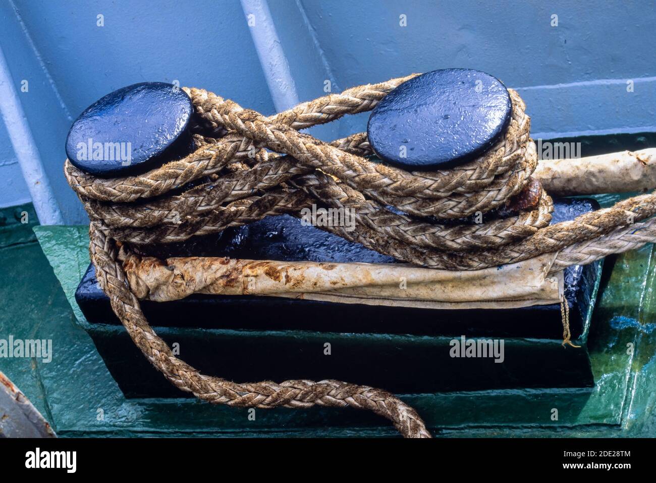 Anlegeseil an einem Poller auf einem Schiff Stockfoto