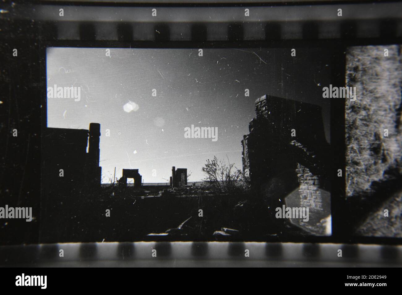 Feine Schwarz-Weiß-Fotografie der 1970er Jahre die verkohlten Überreste einer zerstörten Stadt. Stockfoto