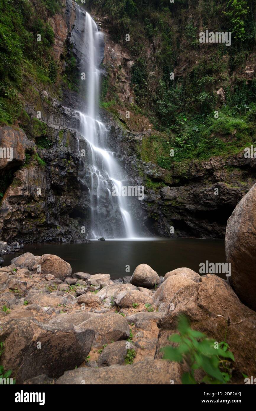 Manggis Wasserfall befindet sich im Dorf Senduro, Lumajang Bezirk. Stockfoto