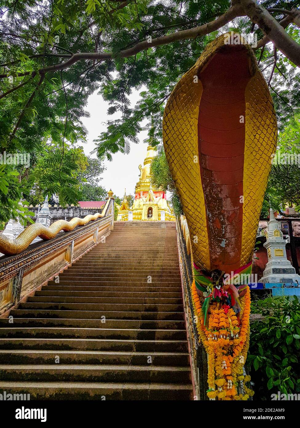 Treppen mit Schlangen zu Wat Sila Ngu Tempel, Jaidee (Chedi Sila Ngu) auf Koh Samui, Thailand