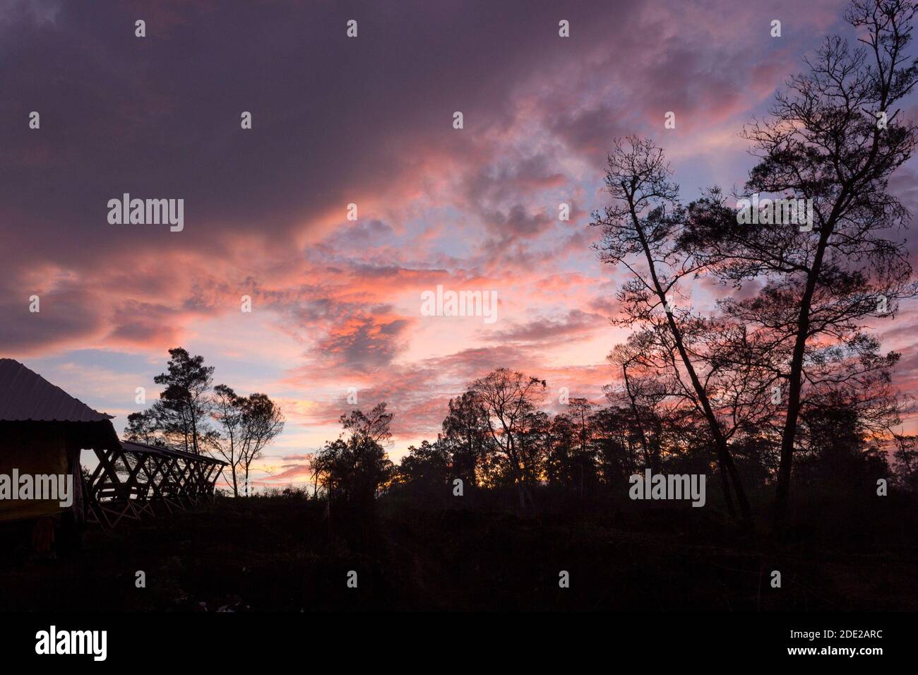 Wunderschöner Sonnenaufgang auf dem Puncak Megasari Stockfoto