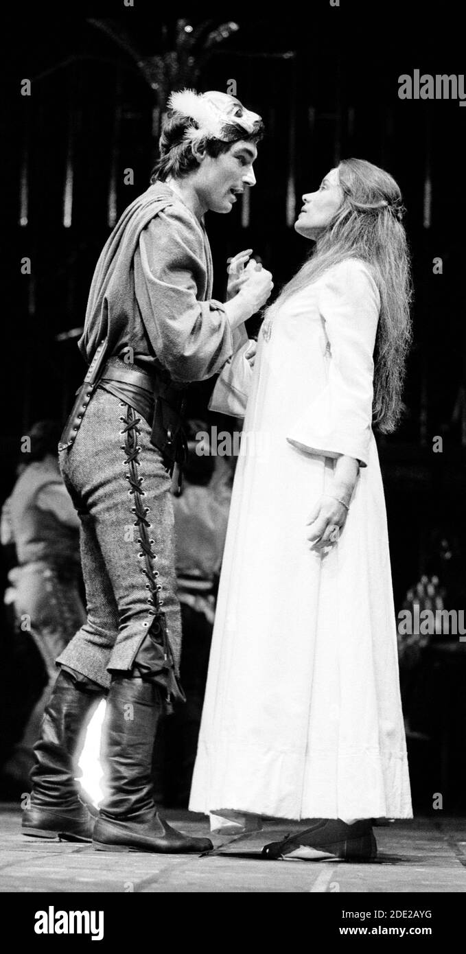 Timothy Dalton (Romeo), Estelle Kohler (Julia) in ROMEO UND JULIA von Shakespeare an der Royal Shakespeare Company (RSC), Royal Shakespeare Theatre, Stratford-upon-Avon, England 28/03/1973 Gestaltung: Farrah Beleuchtung: John Bradley Regie: Terry Hands Stockfoto