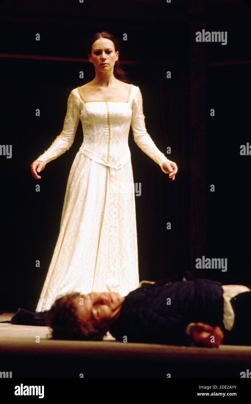 Ian McKellen (Romeo), Francesca Annis (Julia) in ROMEO UND JULIA von Shakespeare bei der Royal Shakespeare Company (RSC), Stratford-upon-Avon 1976 Design: Chris Dyer Beleuchtung: Clive Morris Regie: Trevor Nunn Stockfoto