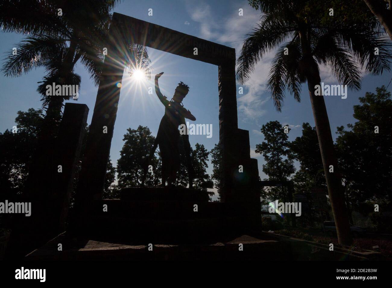 Gandrung Tänzerin Statue an der Grenze von Jember und Banyuwangi. Stockfoto