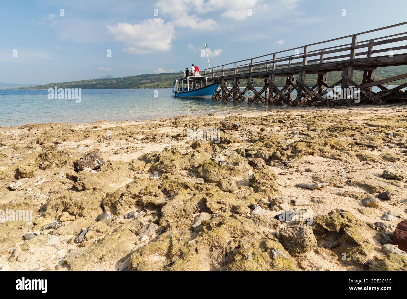 Die Touristen kommen an der Anlegestelle der Menjangan Insel, West Bali Nationalpark, Indonesien. Stockfoto