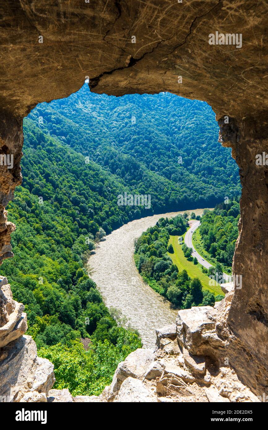 Mäander des Flusses Váh, Slowakei. Dieser Mäander ist dem Canyon des Colorado River in den Vereinigten Staaten sehr ähnlich. Stockfoto