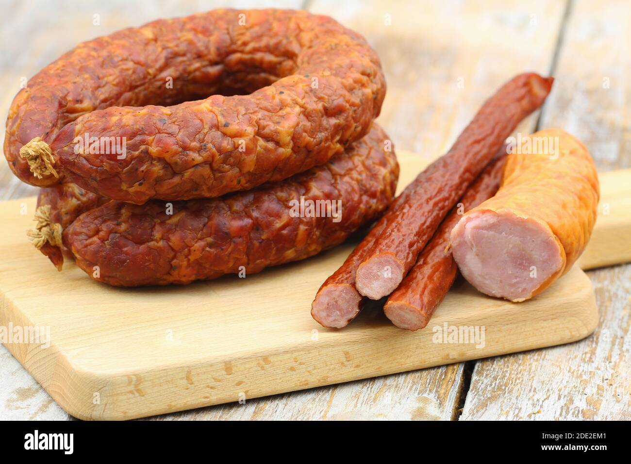 Auswahl an traditionellen polnischen Schweinefleisch Wurst auf Holzoberfläche Polnisch Stockfoto