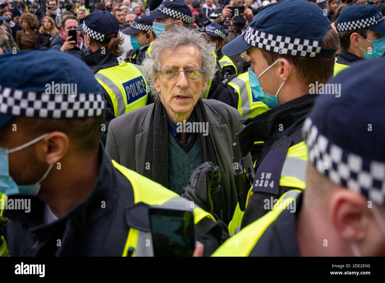 Marble Arch, London, Großbritannien. November 2020. Es findet ein Protest gegen die für die COVID 19 Coronavirus-Pandemie geltenden Sperrbeschränkungen statt. Obwohl die Metropolitan Police eine Erklärung herausgab, um die Demonstranten daran zu erinnern, dass eine solche Versammlung während der aktuellen Vorschriften rechtswidrig wäre, nahmen viele noch Teil. Demonstranten schlossen sich Piers Corbyn an der Speaker's Corner an und gingen hinaus. Corbyn wurde in Marble Arch von Polizisten umgeben, um den Protest zu stoppen. Corbyn wurde später verhaftet Stockfoto