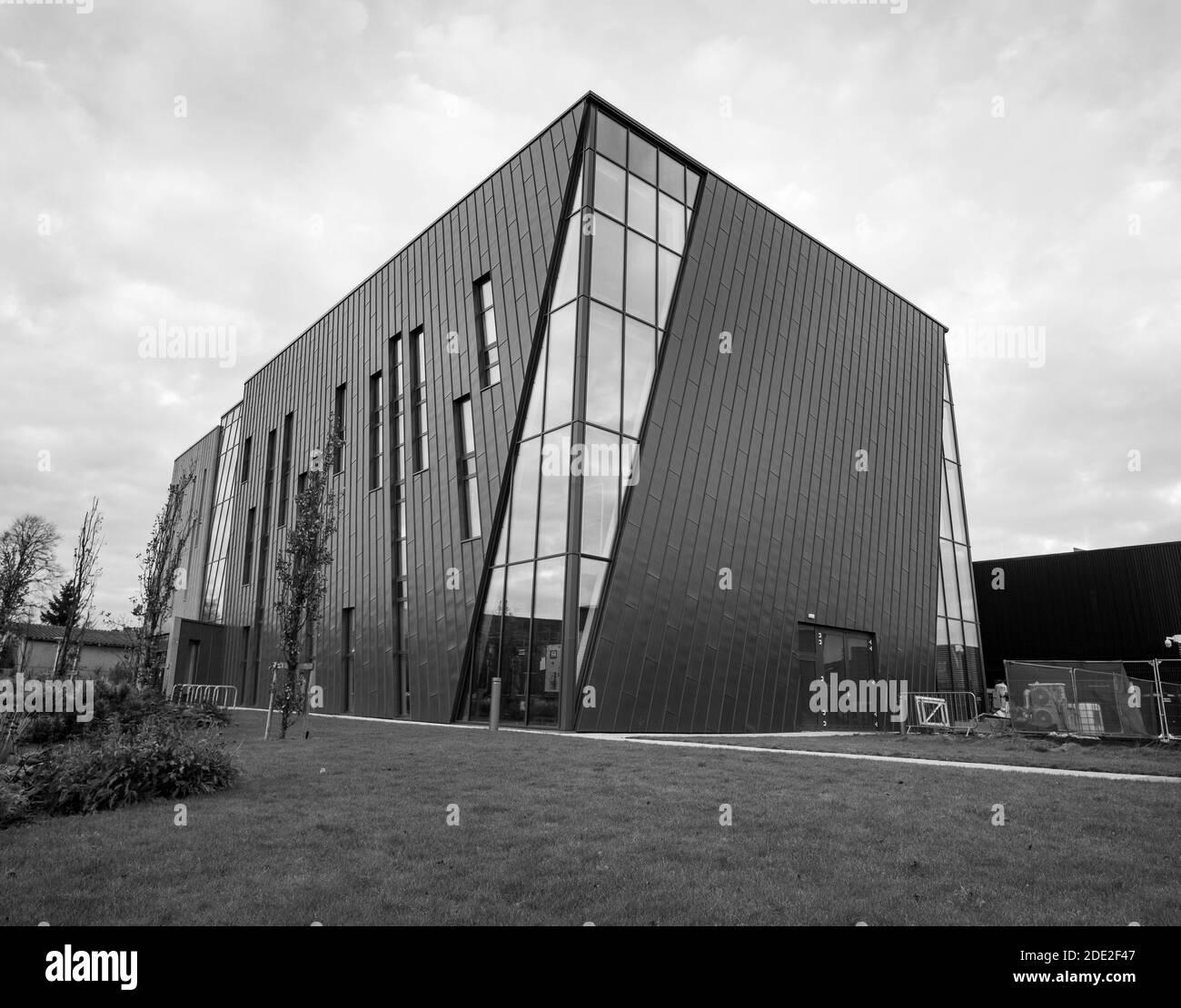 Zeitgenössische Architektur auf einem Universitätsgebäude Stockfoto