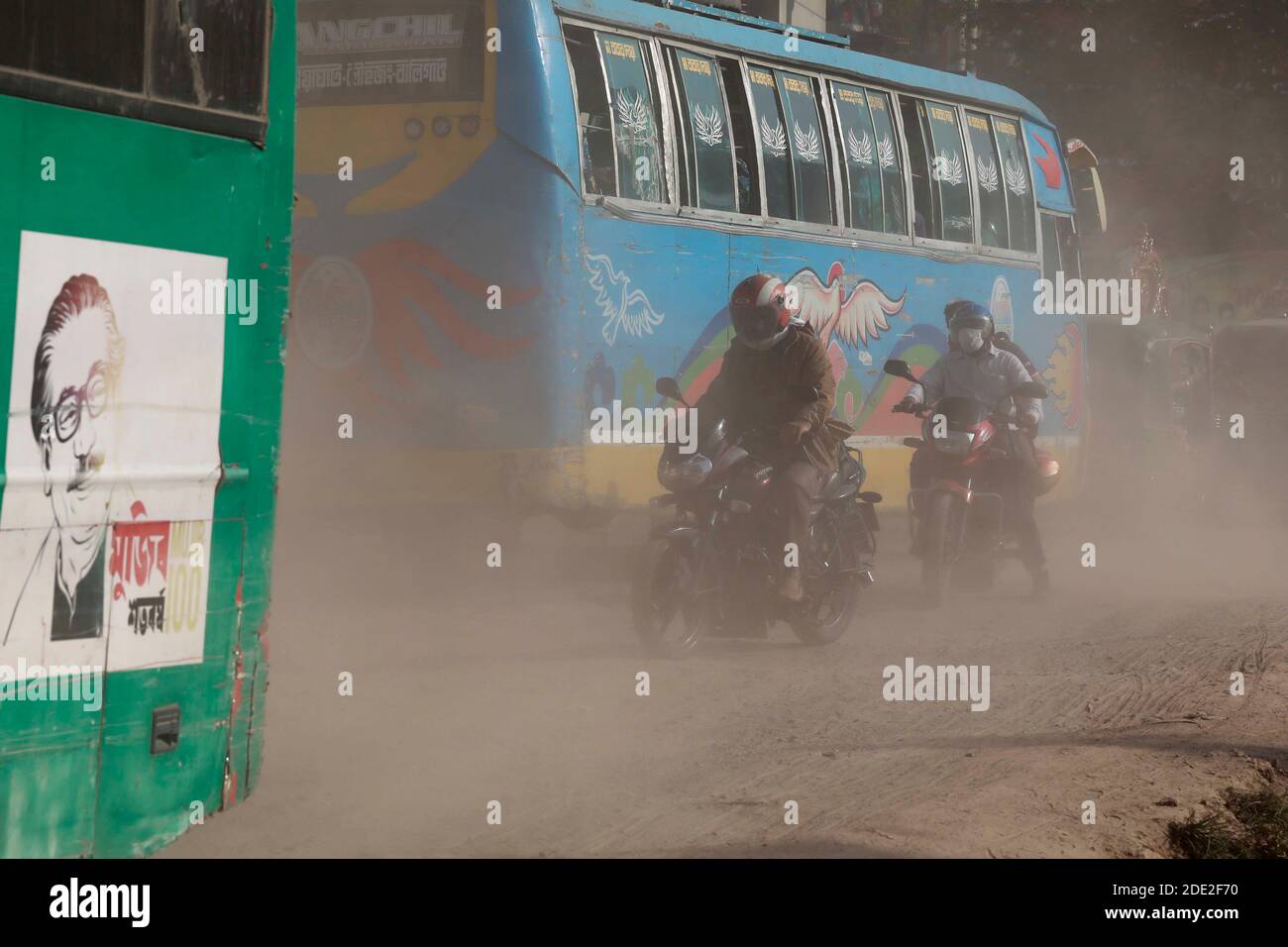 Dhaka, Bangladesch - 28. November 2020: Die staubige Decke der laufenden Entwicklungsarbeiten für den Dhaka-Mawa Highway. Die Menschen in Keraniganj in Dhaka haben lo Stockfoto