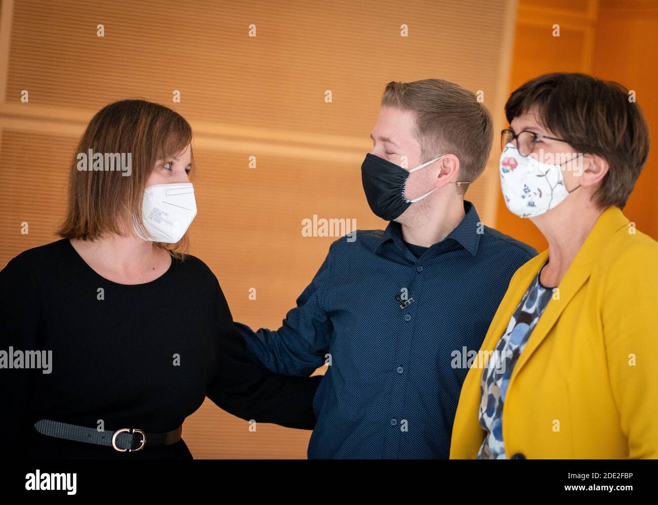 Berlin, Deutschland. November 2020. Jessica Rosenthal (l.), Kandidatin für die Bundespräsidentschaft der Jusos, und Saskia Esken (r.), SPD-Parteivorsitzende, trösten Kevin Kühnert, den scheidenden Bundespräsidenten der Jusos, nach der Rede auf dem Online-Bundeskongress der Jungen Sozialisten (Jusos) im Willy-Brandt-Haus. Thema des Kongresses ist die (Brief-)Neuwahl eines neuen Bundesführers. Das Ergebnis der Briefwahl wird im Januar erwartet. Quelle: Kay Nietfeld/dpa/Alamy Live News Stockfoto
