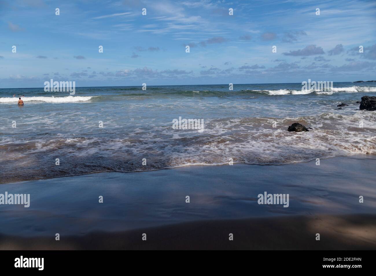 Mann im Wasser in Hana, Maui, Hawaii Stockfoto