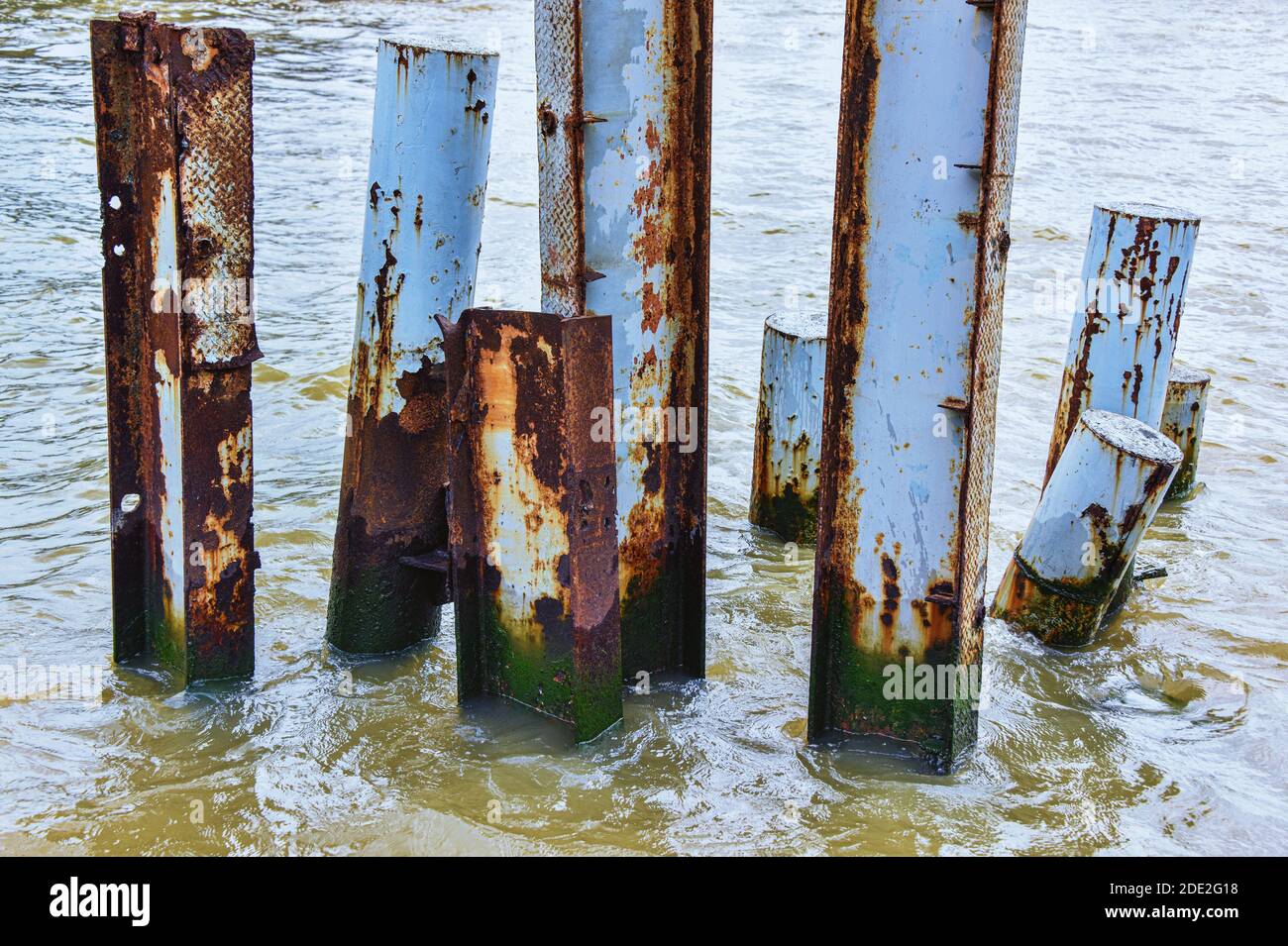 ‘sWasser: Das Wasser, die rostigen und hölzernen Pole symbolisieren die verzweifelte Notlage nach „Survival“, die wir alle in diesen turbulenten Zeiten erleben. Stockfoto