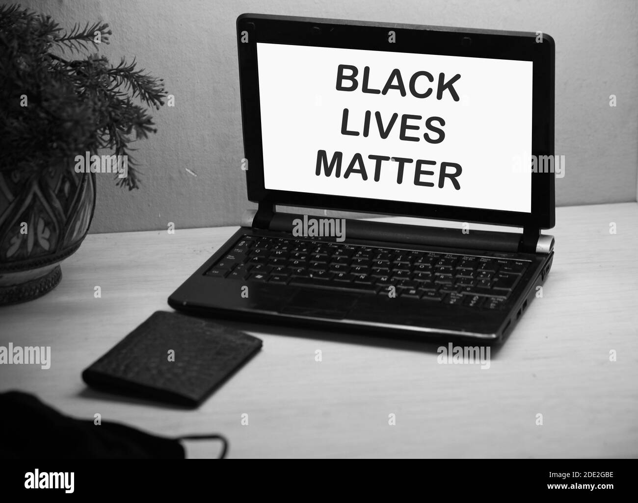 Schwarz lebt Materie Text in alten Laptop weißen Bildschirm mit einer Nachricht. Schwarz-Weiß-BLM-Konzept. Stockfoto