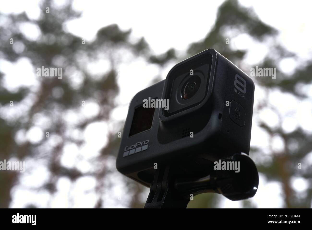 GoPro Hero 8 schwarze Action-Kamera, Nahaufnahme der Diagonale der kleinen Actioncam, installiert auf einem Kugelkopf in Gifhorn, 17. November 2020 Stockfoto