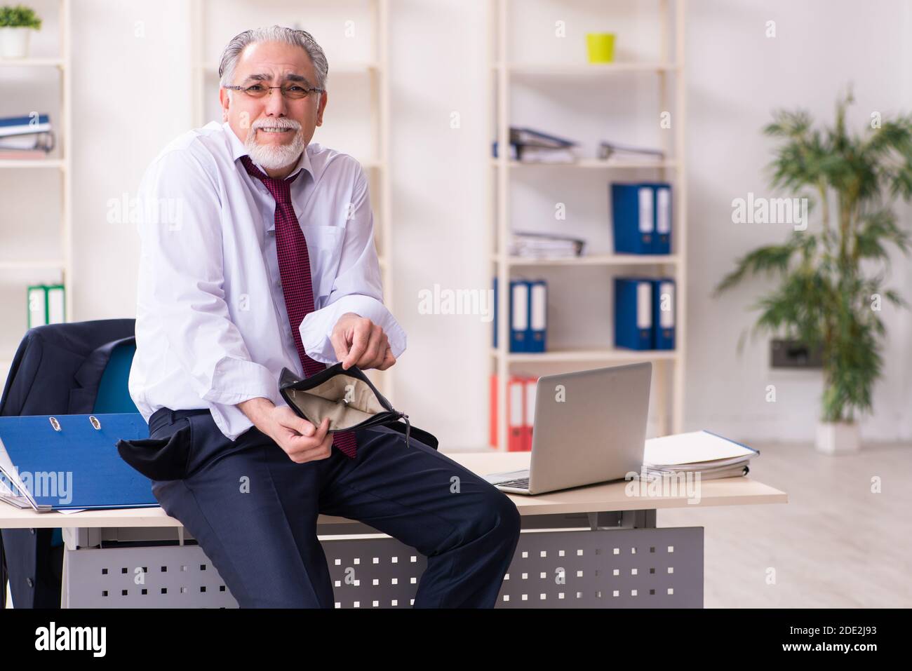 Alte Geschäftsmann in Konkurs Konzept Stockfoto