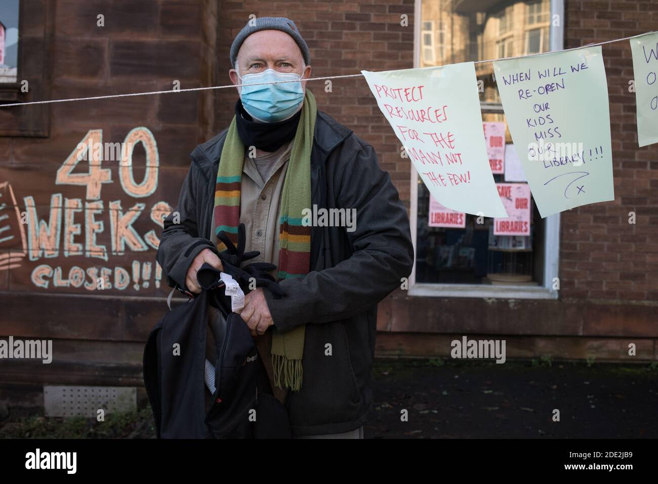 Glasgow, Schottland, Großbritannien, 28. November 2020. Die Menschen kämpfen für die Wiedereröffnung der öffentlichen Bibliothek Langside im Süden der Stadt, die nun seit 40 Wochen geschlossen ist. Aktivisten halten die Bibliotheken für die Bildung, für die psychische Gesundheit Vorteile und für die breiteren Bedürfnisse der Stadt vielfältigsten lokalen Gemeinden, während dieser beispiellosen Zeiten der Covid-19 globale Gesundheitspandemie benötigt. Es wird auch befürchtet, dass der stadtrat die vorübergehenden Schließungen als Mittel zur dauerhaften Schließung der Bibliotheken nutzen wird. Etwa 20 Bibliotheken sind derzeit in Glasgow geschlossen. Foto Stockfoto