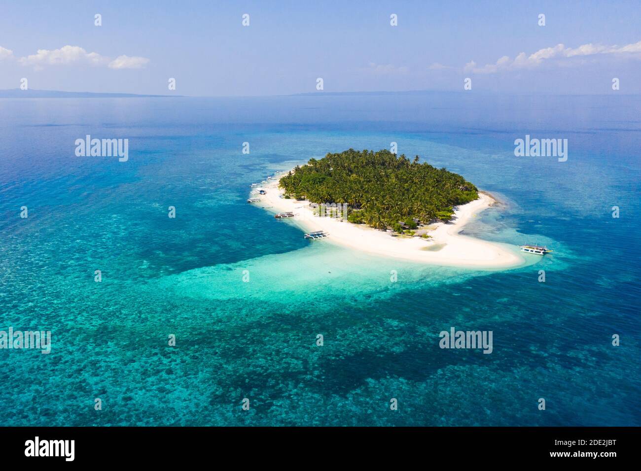 Sommer Strandlandschaft. Blick auf die tropische Insel, Palmen mit herrlichem blauen Meer. Digyo Island, Philippinen. Insel mit einem tropischen Strand und türkisfarbenen Stockfoto
