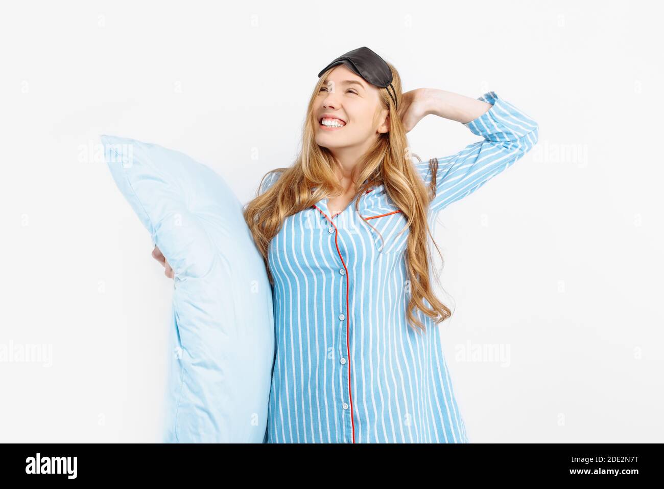 Schöne glücklich schläfrig Mädchen in Pyjamas, wachte am Morgen in guter Laune, auf weißem Hintergrund Stockfoto