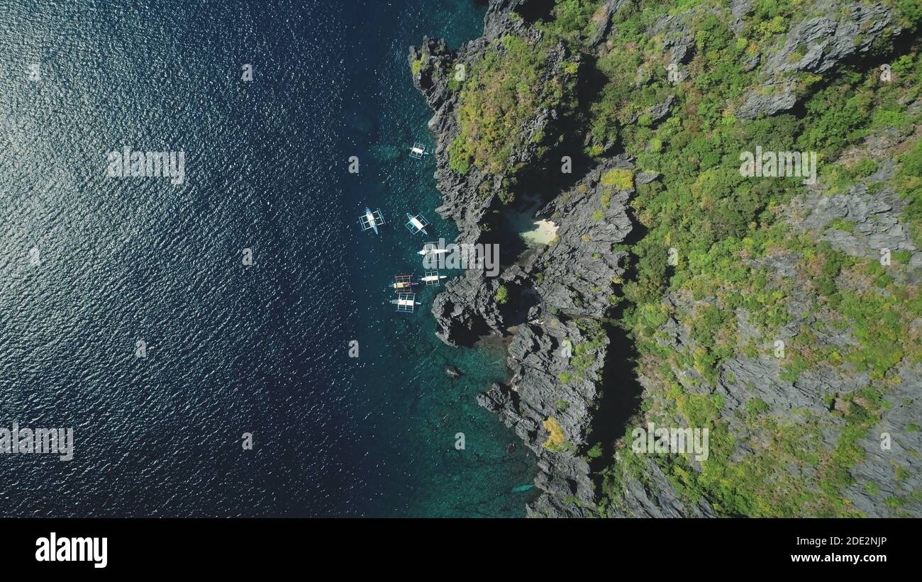 Top down Green Rock Island Hafen mit Passagierbooten Luftbild. Niemand Natur Landschaft tropisches Paradies Resort auf den Philippinen Archipel. Fantastische Landschaft für eine Bootsfahrt auf dem Meer im Sommer Stockfoto