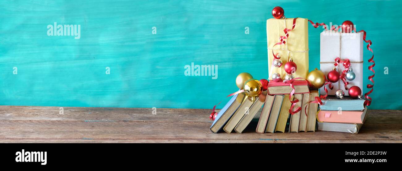 Bücher als weihnachtsgeschenk, weihnachtsgeschenk, Lesen, Literatur, Bildung, ein Geschenk machen, Urlaubskonzept Stockfoto