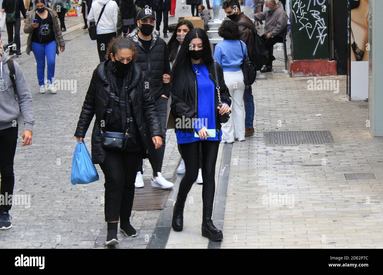 Menschen, die in der Ermou Straße im Zentrum von Athen nach der Ankündigung für eine zweite Sperre in Griechenland vom 7. Bis 30. November 2020, aufgrund t gehen Stockfoto