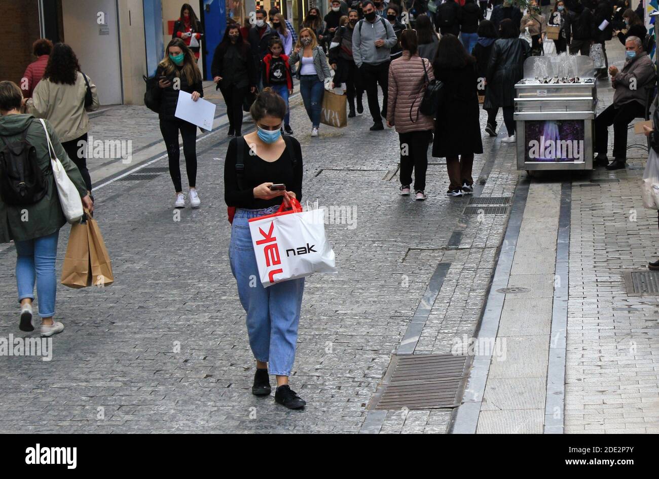 Die Menschen gehen zum Einkaufen in der Ermou Straße im Zentrum von Athen, nach der Ankündigung einer zweiten Sperre in Griechenland vom 7. Bis 30. November 20 Stockfoto