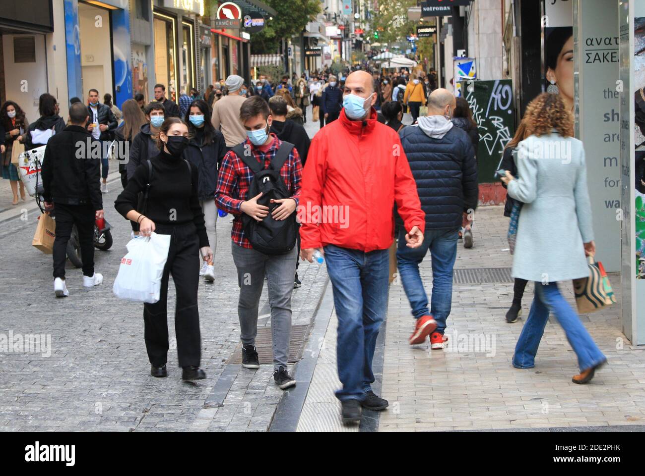Menschen, die in der Ermou Straße im Zentrum von Athen nach der Ankündigung für eine zweite Sperre in Griechenland vom 7. Bis 30. November 2020, aufgrund t gehen Stockfoto