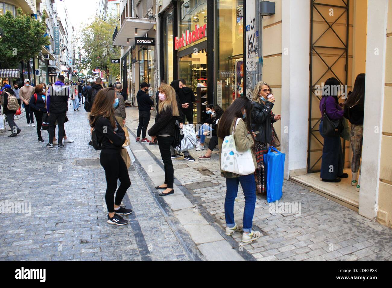 Die Kunden stehen Schlange, um in die Bekleidungsgeschäfte in der Mitte zu gelangen Von Athen nach der Ankündigung für eine zweite Sperre in Griechenland vom 7. Bis 30. Novembe Stockfoto