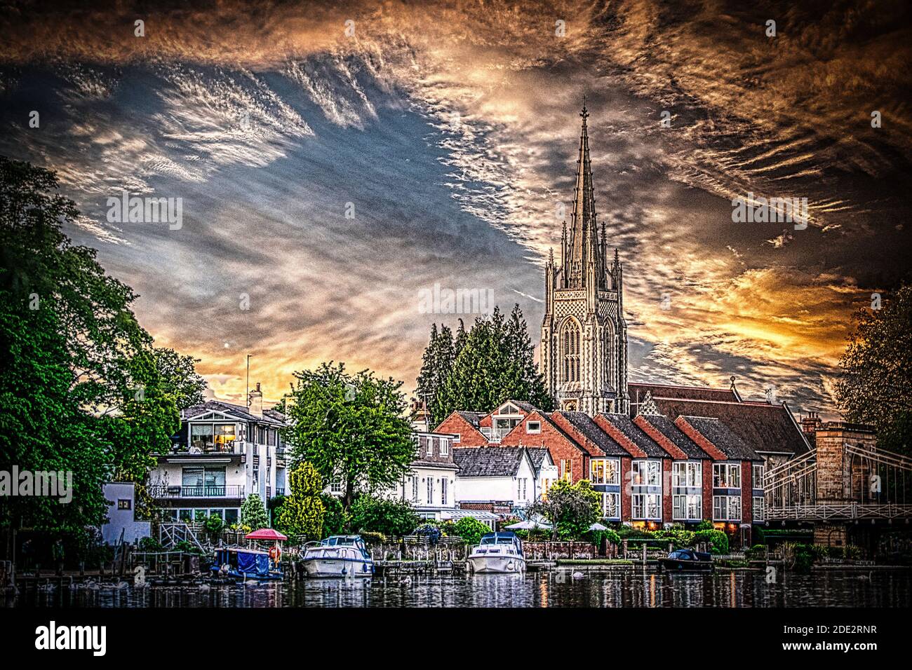 Marlow Kirche mit dramatischem Himmel Stockfoto