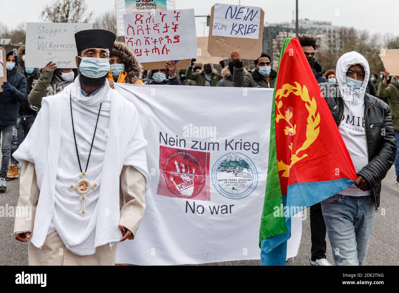 Hamburg, Deutschland. November 2020. Rund 120 Teilnehmer demonstrieren hinter einem Transparent mit der Aufschrift "Nein zum Krieg, kein Krieg" gegen den sich entwickelnden Bürgerkrieg in Äthiopien. Die äthiopische Regierung hat vor drei Wochen eine Offensive gegen die Tigray People's Liberation Front (TPLF) gestartet, die in der nördlichen Region Tigray an der Macht ist. Quelle: Markus Scholz/dpa/Alamy Live News Stockfoto