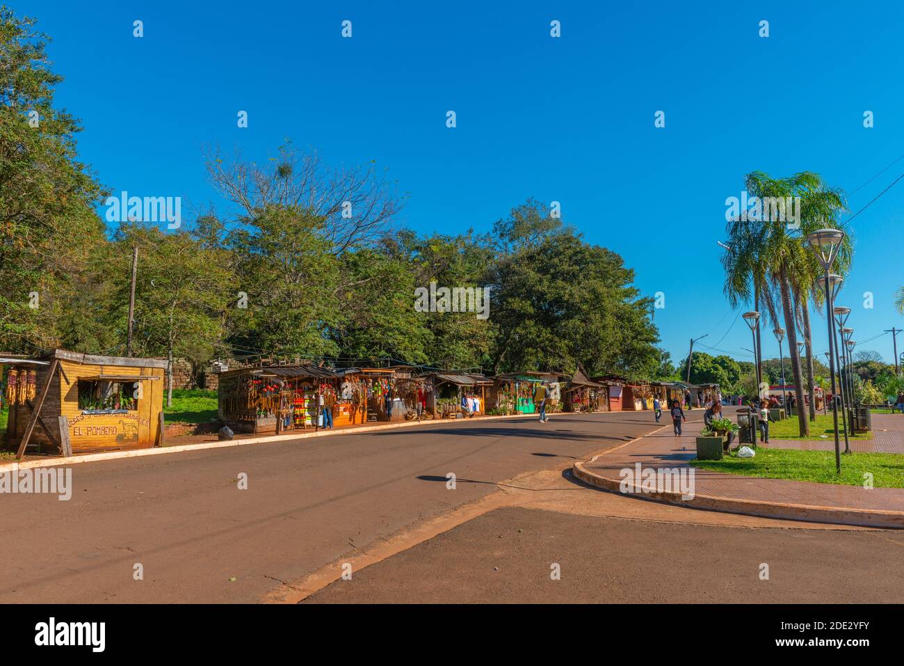 Straße mit Ständen Verkauf von lokalen Produkten in San Ignacio, Departemento Misiones, Argentinien, Lateinamerika Stockfoto