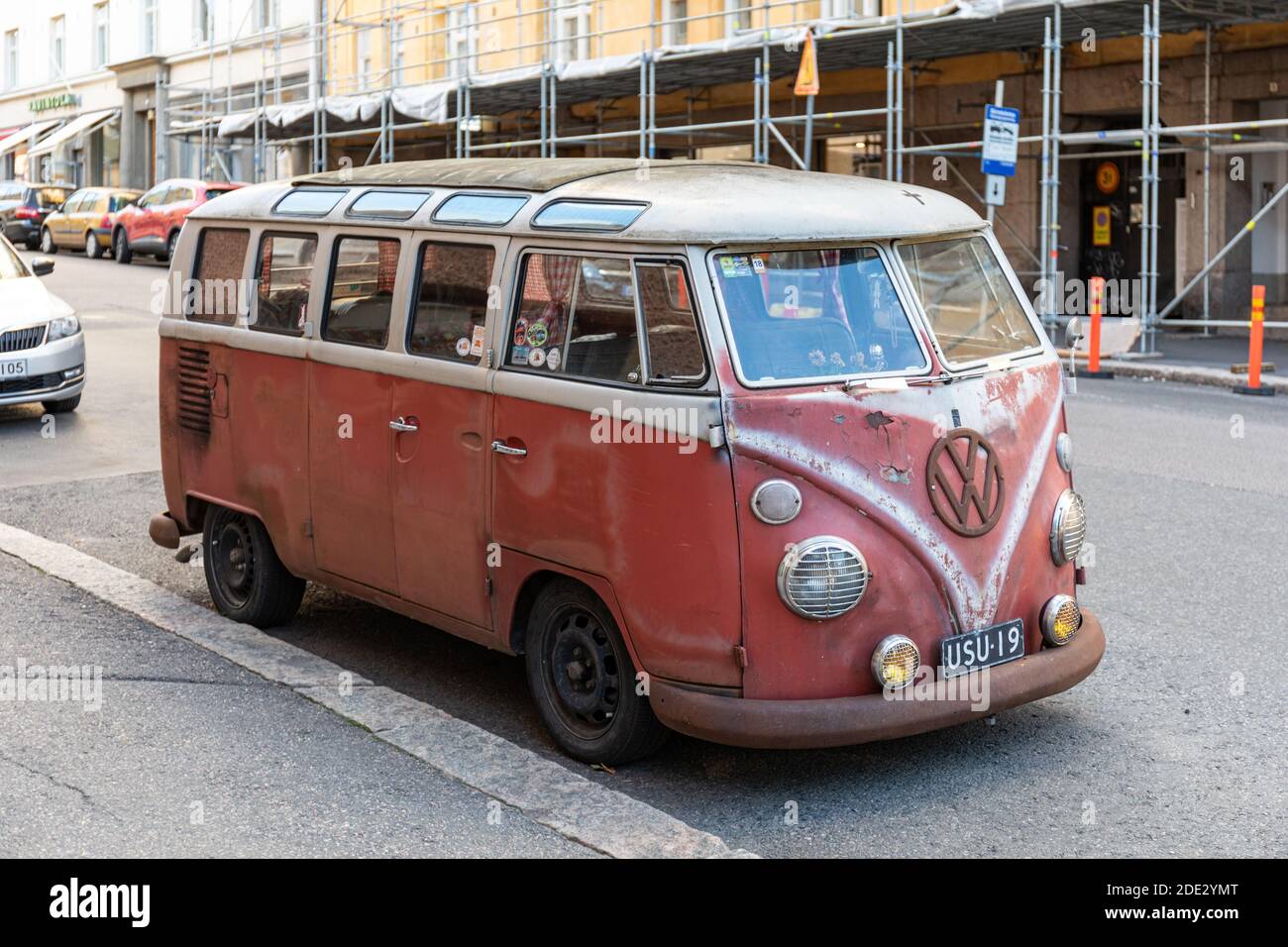 Rostiger alter Volkswagen Kleinbus oder Westfalia Camper oder Minibus oder Kleinbus oder Hippie-Bus oder Hippie-Van oder Wohnmobil Stockfoto