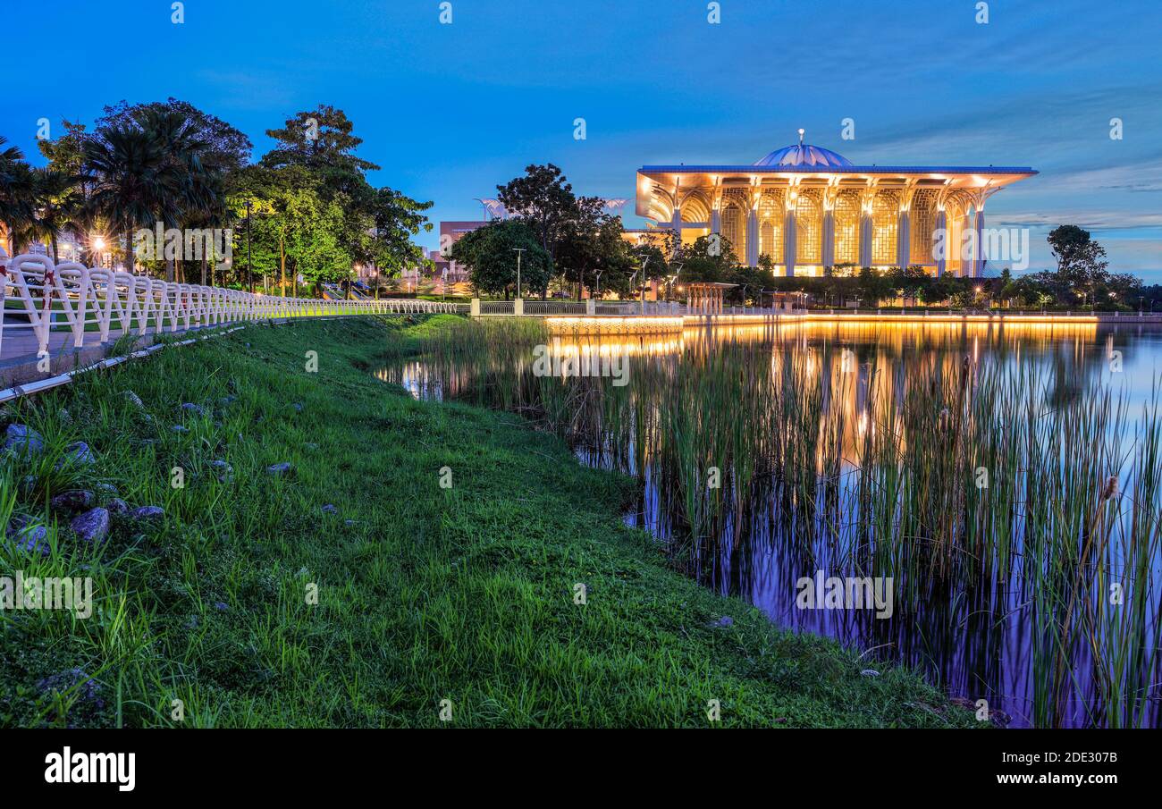 Die Eiserne Moschee von Putrajaya, Malaysia während der Dämmerung. Stockfoto