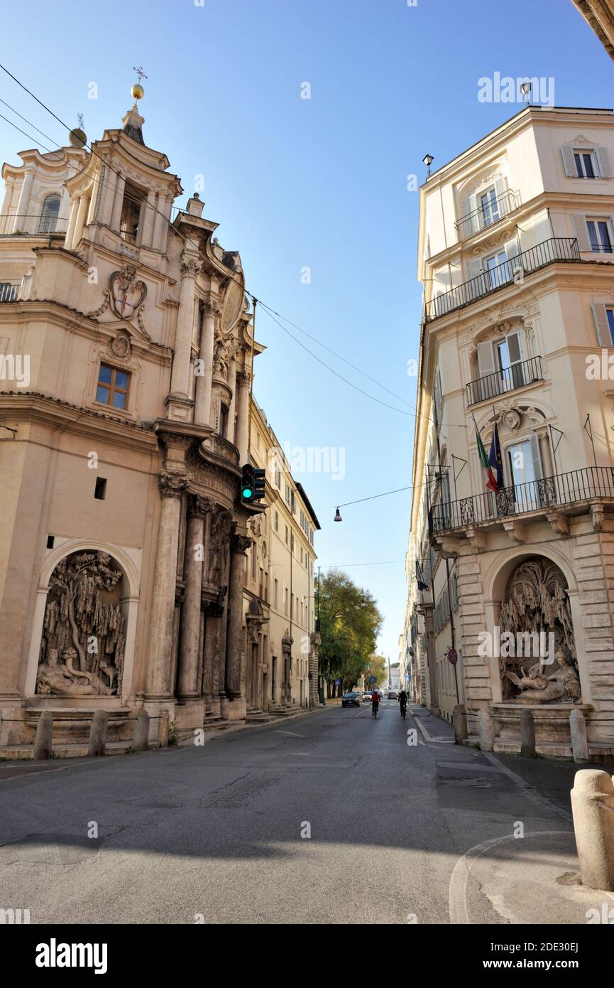 Italien, Rom, Kreuzung Via delle Quattro Fontane und Via del Quirinale, vier Brunnen und Kirche San Carlo alle Quattro Fontane Stockfoto