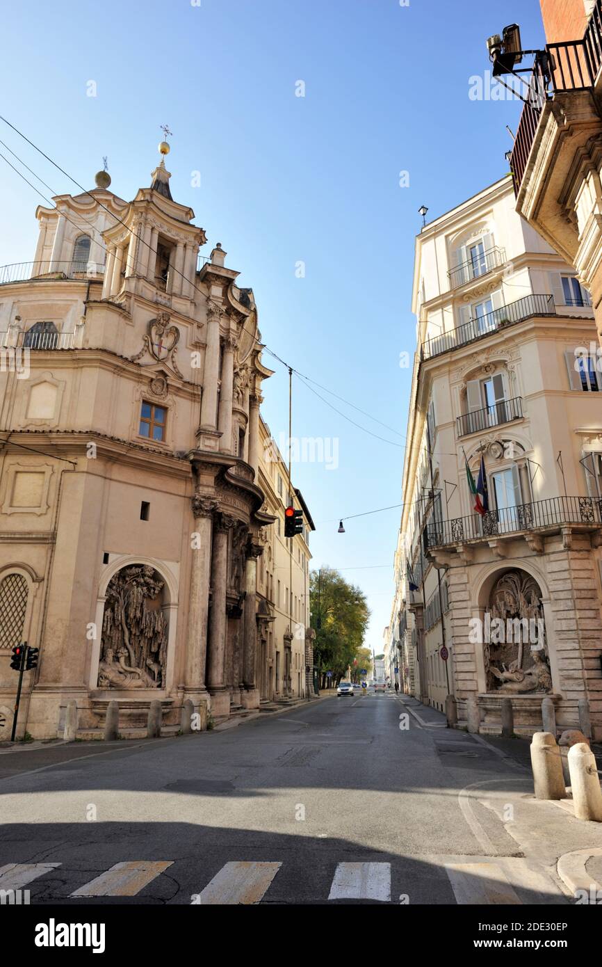 Italien, Rom, Kreuzung Via delle Quattro Fontane und Via del Quirinale, vier Brunnen und Kirche San Carlo alle Quattro Fontane Stockfoto
