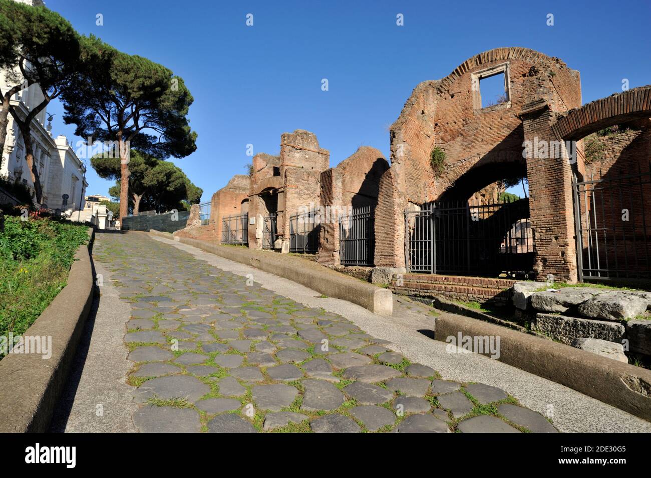 Alte römische Kopfsteinpflasterstraße und Forum de Caesar, Clivo Argentario, Rom, Italien Stockfoto