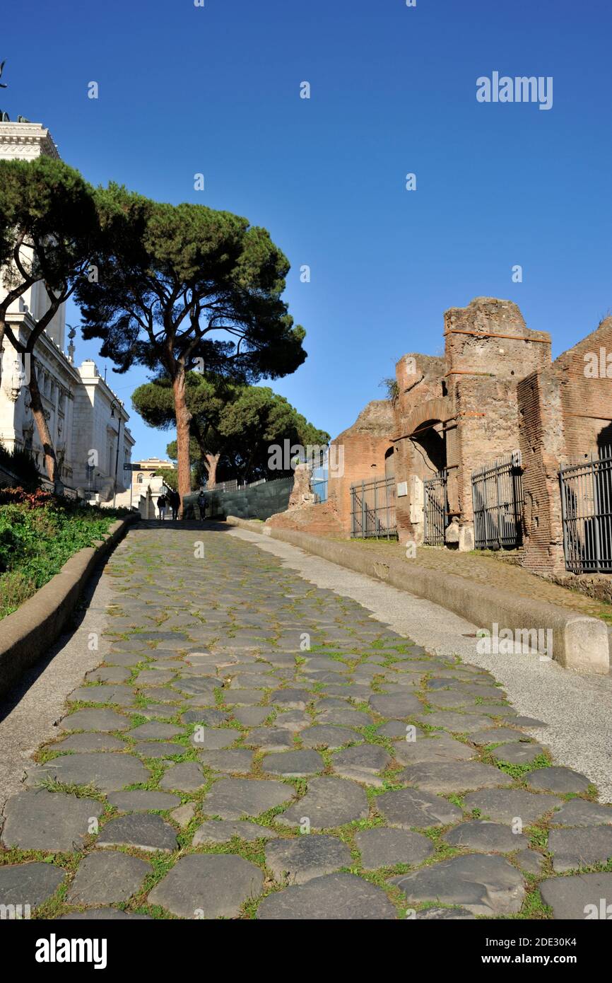 Alte römische Kopfsteinpflasterstraße und Forum de Caesar, Clivo Argentario, Rom, Italien Stockfoto