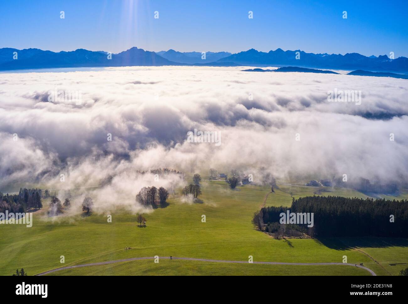 Stoetten am Auerberg, Bayern, Deutschland, November 28 2020. Luftbild Auerberg (1055m) mit der Kirche St.Georg und der umliegenden Landschaft, mit den Alpen und Inversionswetterlagen (Inversionswetterlage), mit Nebel in den Tälern. © Peter Schatz / Alamy Live News Stockfoto