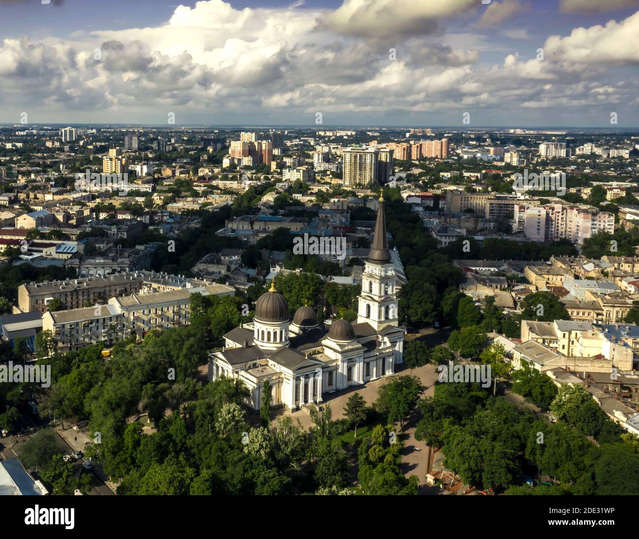 Luftpanorama der Innenstadt mit orthodoxen Kathedrale an sonnigen Tag in Odessa, Ukraine. Stockfoto