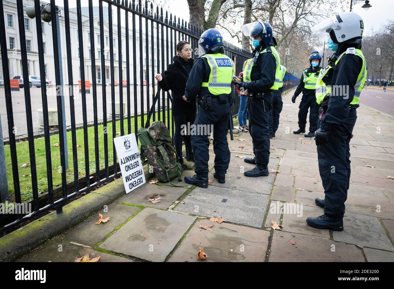 London, Großbritannien. November 2020. Eine Frau wird wegen Verstoßes gegen das Coronavirus-Gesetz während eines Sperrproteste inhaftiert. Die Save Our Rights Bewegung organisierte die Kundgebung, um die Menschen für Freiheit und Gerechtigkeit zu vereinen und eine echte Demokratie zu entwickeln, die sie aufgrund des Coronavirus-Gesetzes als bedroht ansehen. Kredit: Andy Barton/Alamy Live Nachrichten Stockfoto