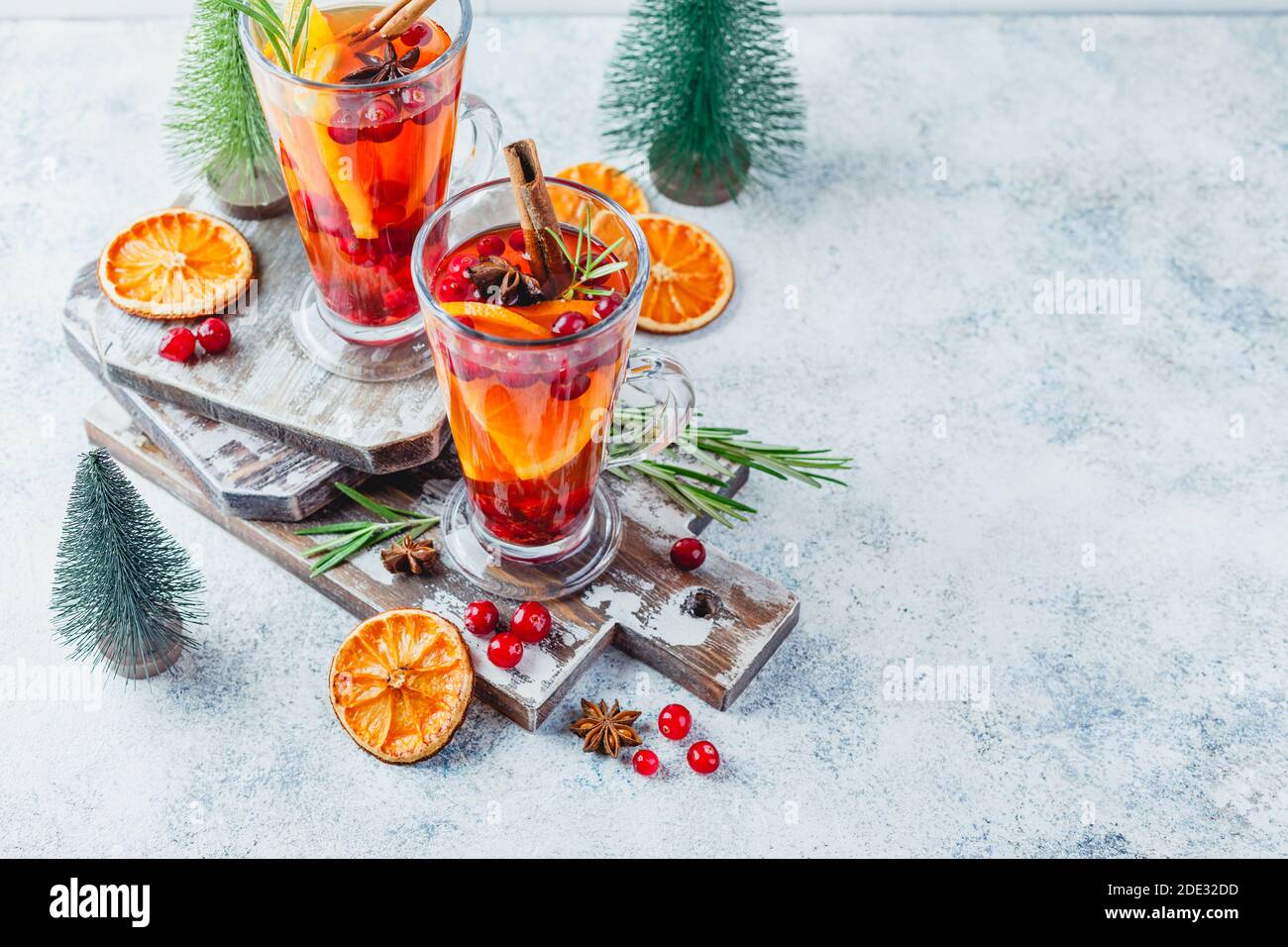 Heißer Tee mit Orangenscheiben und Preiselbeeren in gläsernen Gläsern. Heiße Getränke für Winter und Weihnachten. Für Text platzieren. Stockfoto