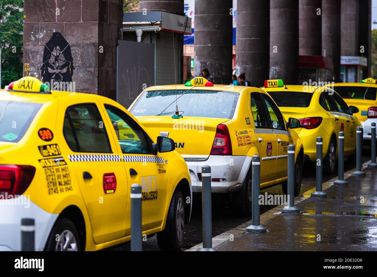 Auto im Verkehr, moderner Stadttaxidienst. Am Taxistand in der Hauptstadt Bukarest, Rumänien, 2020 geparkte Taxiwagen Stockfoto