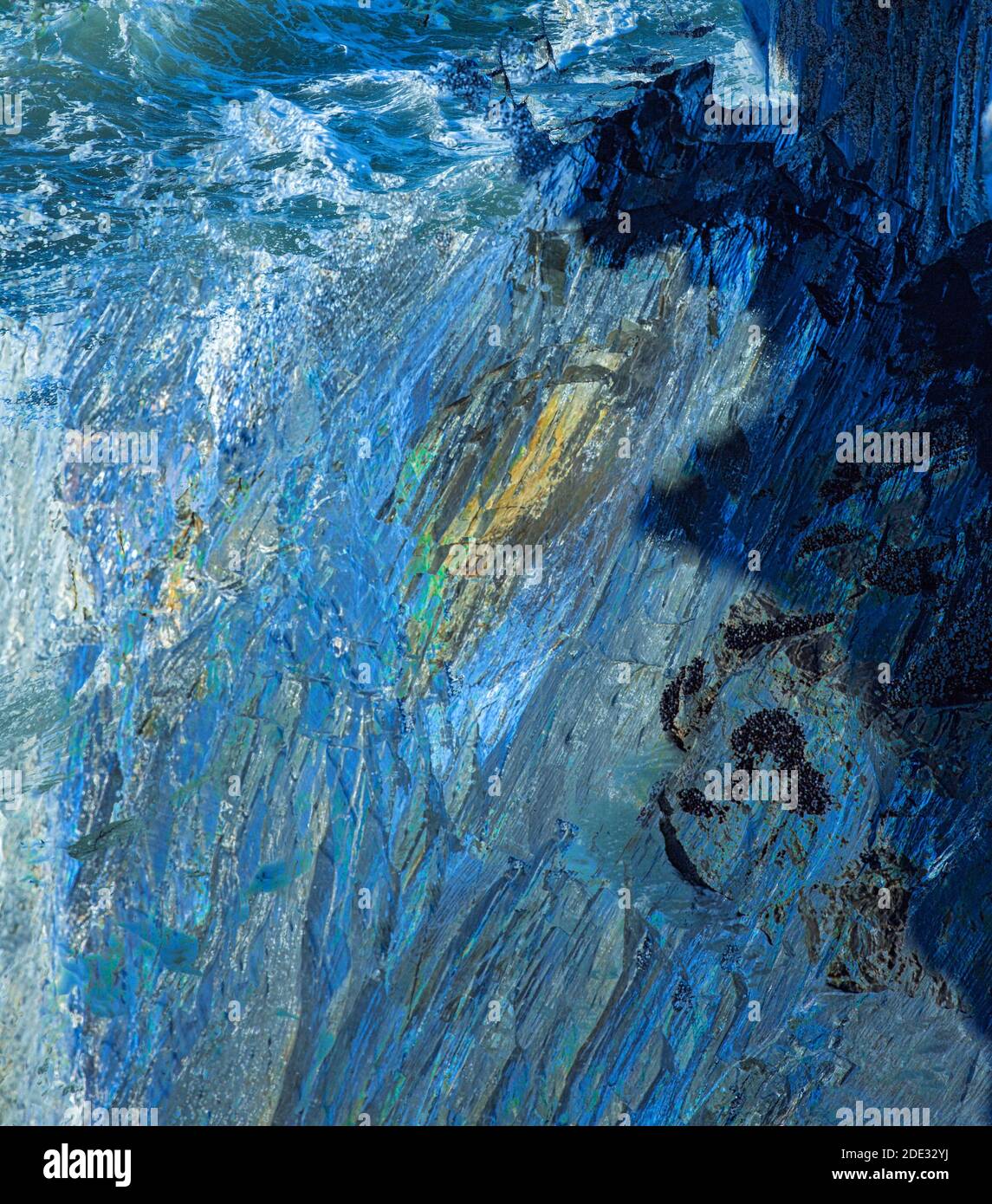 Abstraktes Bild des Meeres und der Felsen, die mit mehreren aufgenommen wurden Belichtung und Kamerabewegung Stockfoto